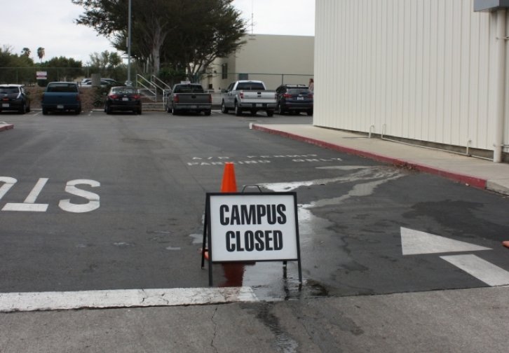 a campus closed signed outside a parking lot